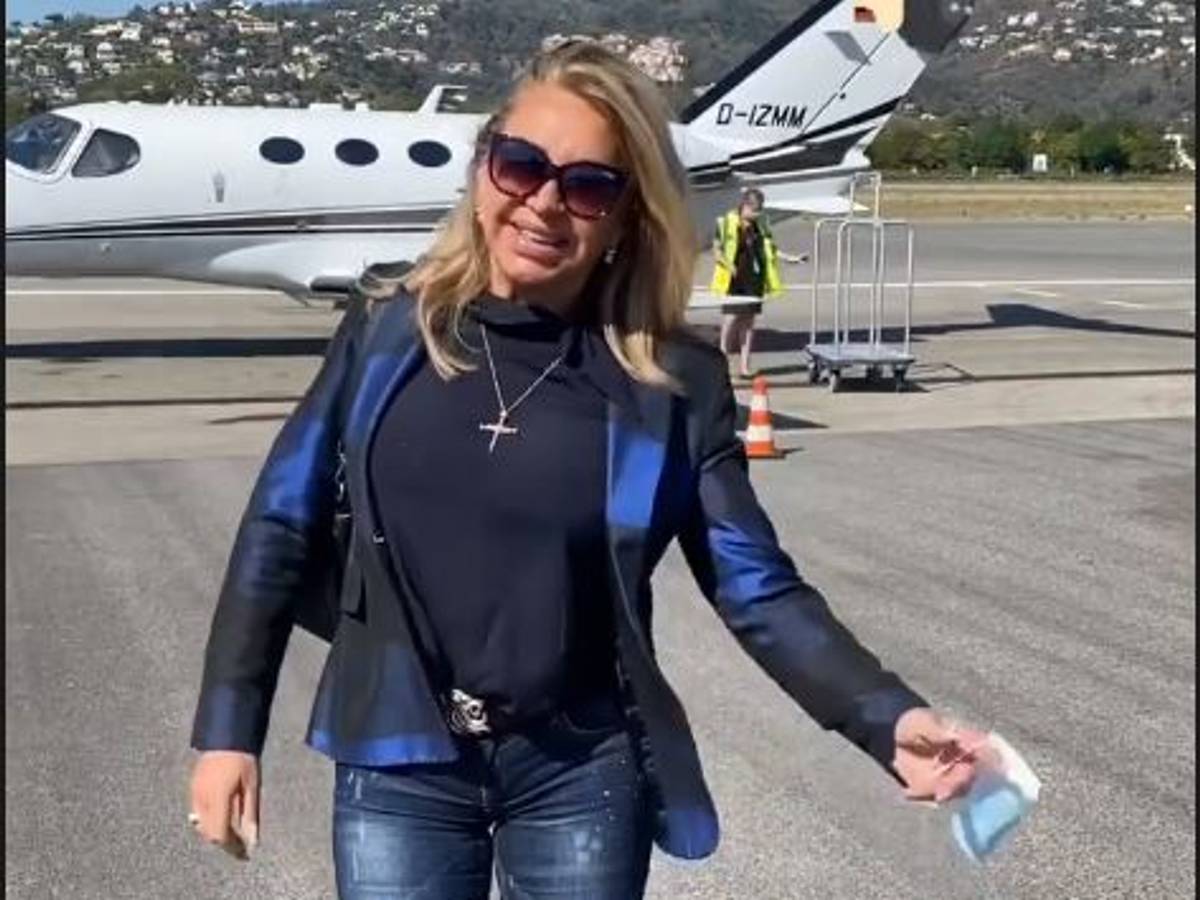 carmen Geiss steht vor einem Privatjet am Flughafen, Screenshot aus ihrer Instagram-Story vom 12.09.2021 +++ Screenshot zur Berichtserstattung erstellt