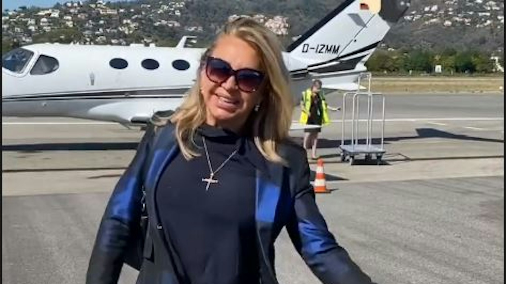 carmen Geiss steht vor einem Privatjet am Flughafen, Screenshot aus ihrer Instagram-Story vom 12.09.2021 +++ Screenshot zur Berichtserstattung erstellt