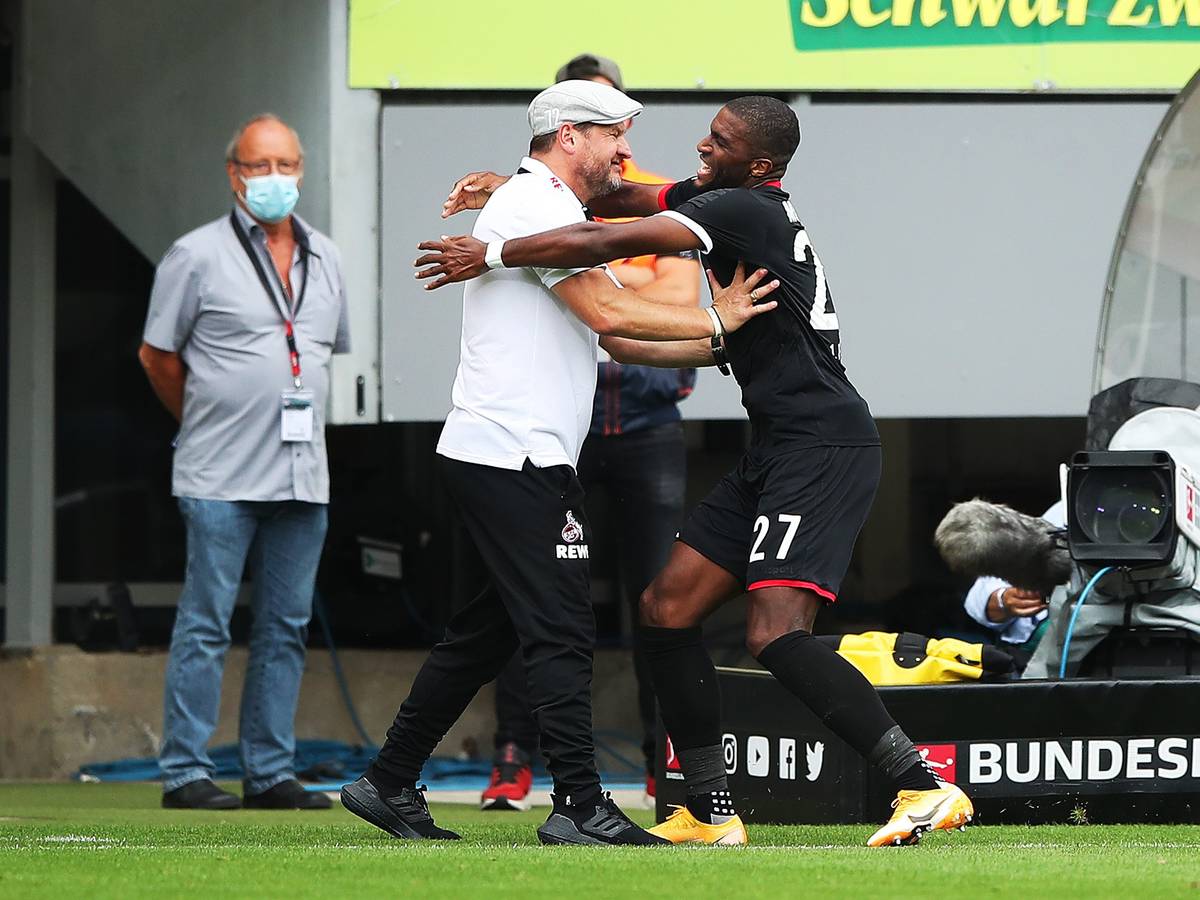 Anthony Modeste jubelt mit Steffen Baumgart für den 1. FC Köln gegen den SC Freiburg.