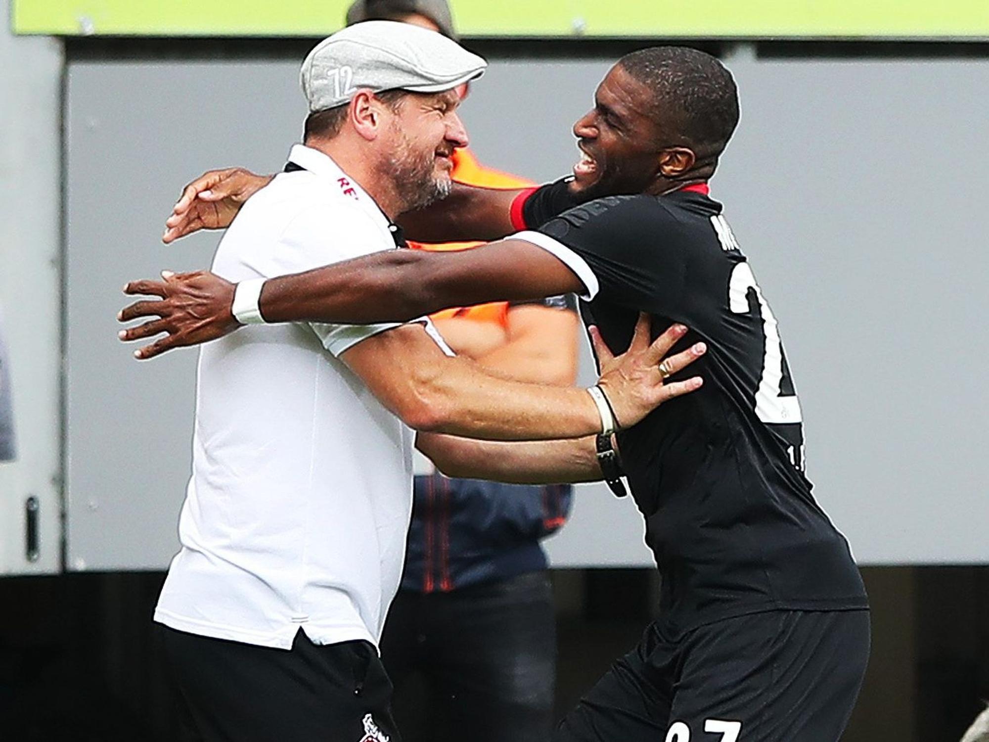 Anthony Modeste jubelt mit Steffen Baumgart für den 1. FC Köln gegen den SC Freiburg.
