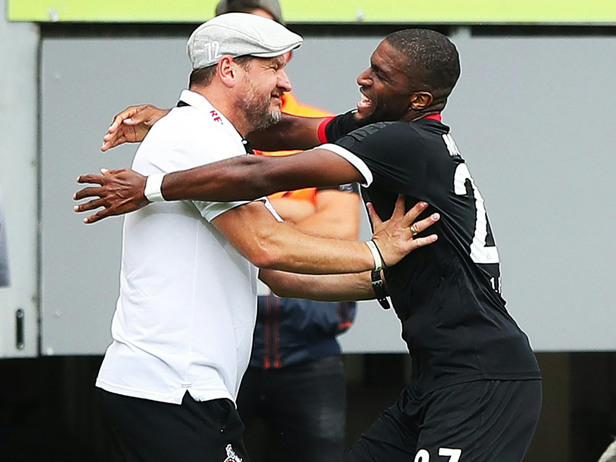 Anthony Modeste jubelt mit Steffen Baumgart für den 1. FC Köln gegen den SC Freiburg.