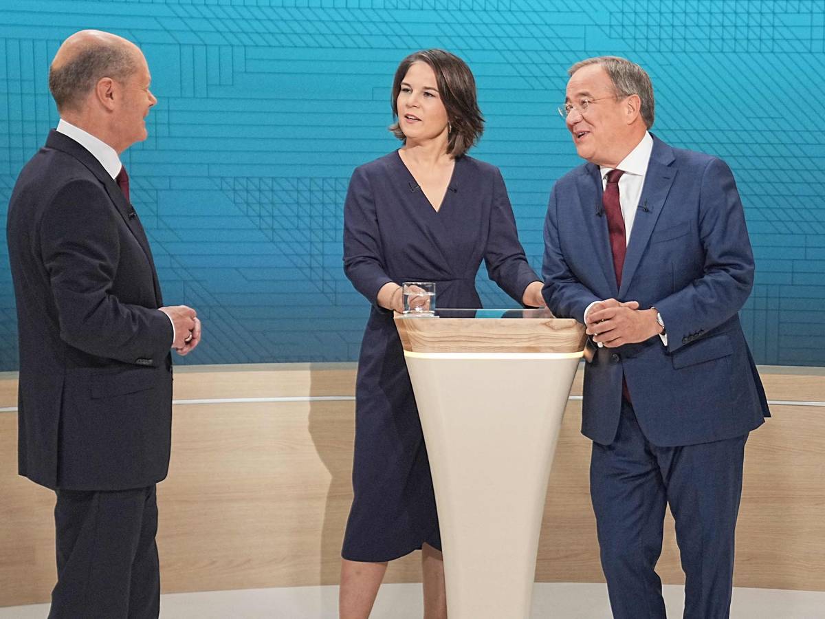 Kanzlerkandidat Olaf Scholz (SPD, l-r.), Kanzlerkandidatin Annalena Baerbock (Bündnis90/Die Grünen) und Kanzlerkandidat Armin Laschet (CDU) stehen im Fernsehstudio kurz vor dem zweiten TV-Triell.