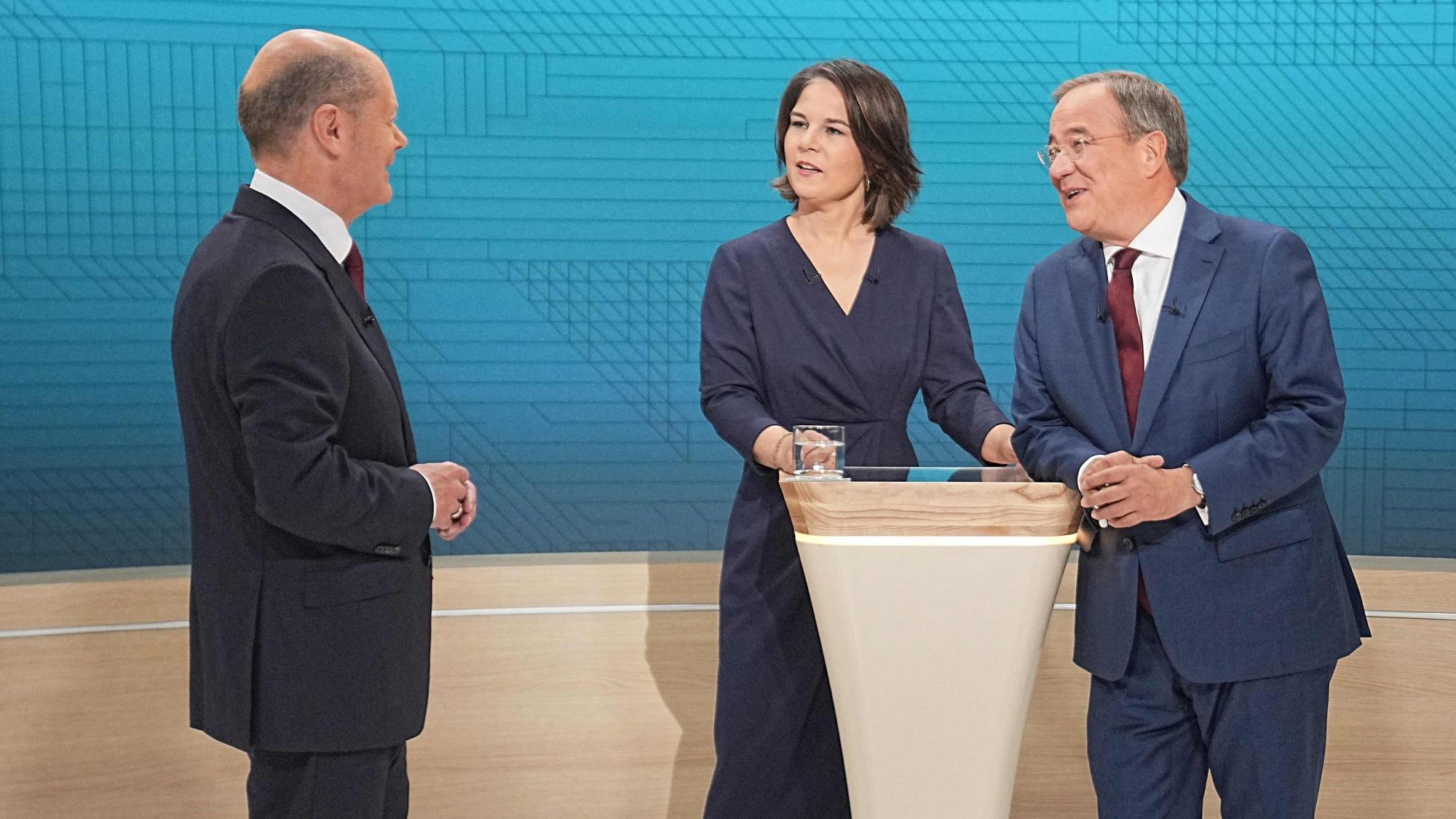 Kanzlerkandidat Olaf Scholz (SPD, l-r.), Kanzlerkandidatin Annalena Baerbock (Bündnis90/Die Grünen) und Kanzlerkandidat Armin Laschet (CDU) stehen im Fernsehstudio kurz vor dem zweiten TV-Triell.