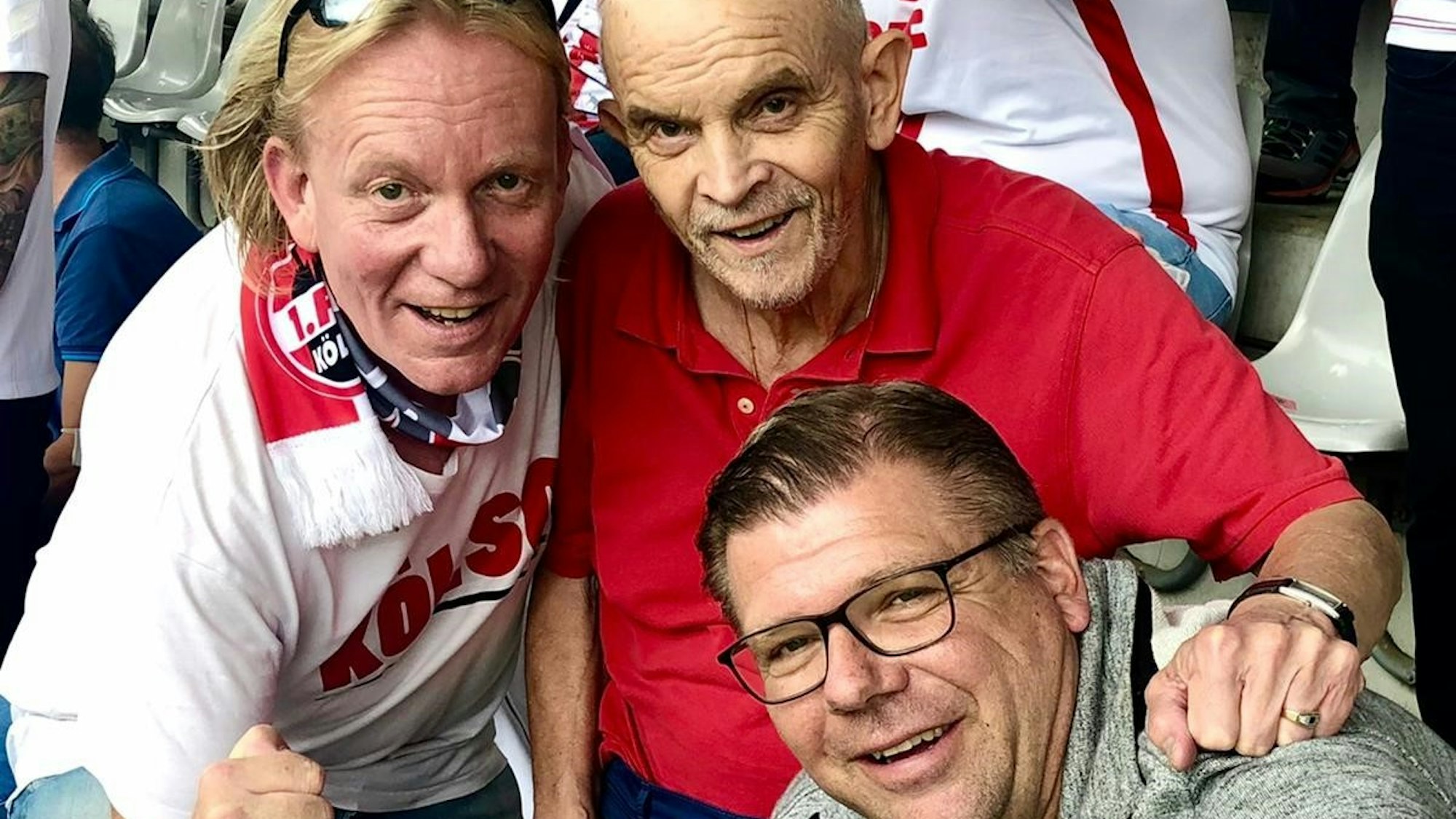 Martin Schlüter und Michael Wurzer helfen dem Fan Heinz.