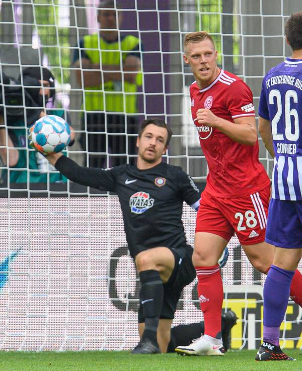 Rouwen Hennings jubelt nach seinem verwandelten Elfmeter in Aue