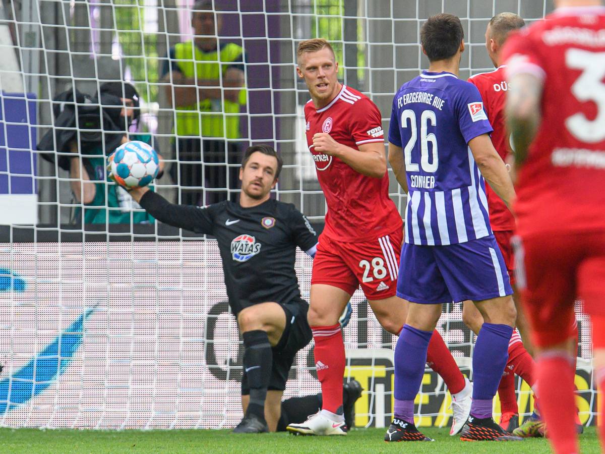 Rouwen Hennings jubelt nach seinem verwandelten Elfmeter in Aue