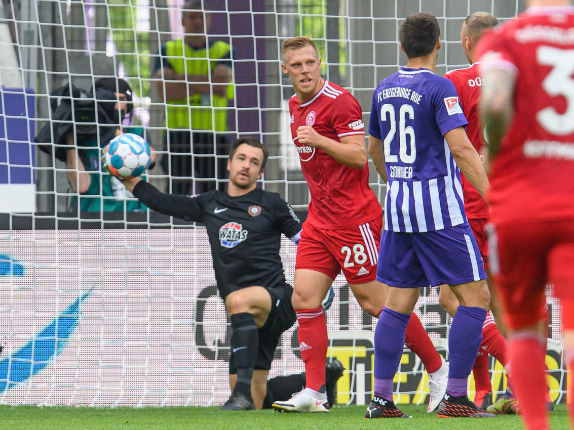 Rouwen Hennings jubelt nach seinem verwandelten Elfmeter in Aue