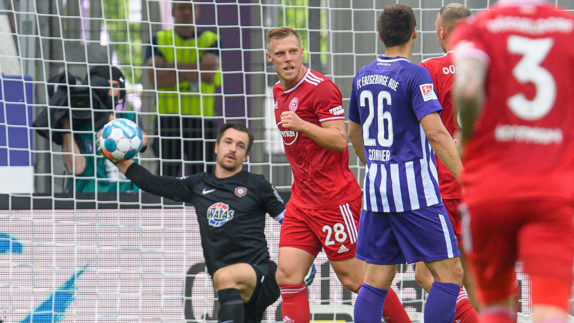 Rouwen Hennings jubelt nach seinem verwandelten Elfmeter in Aue