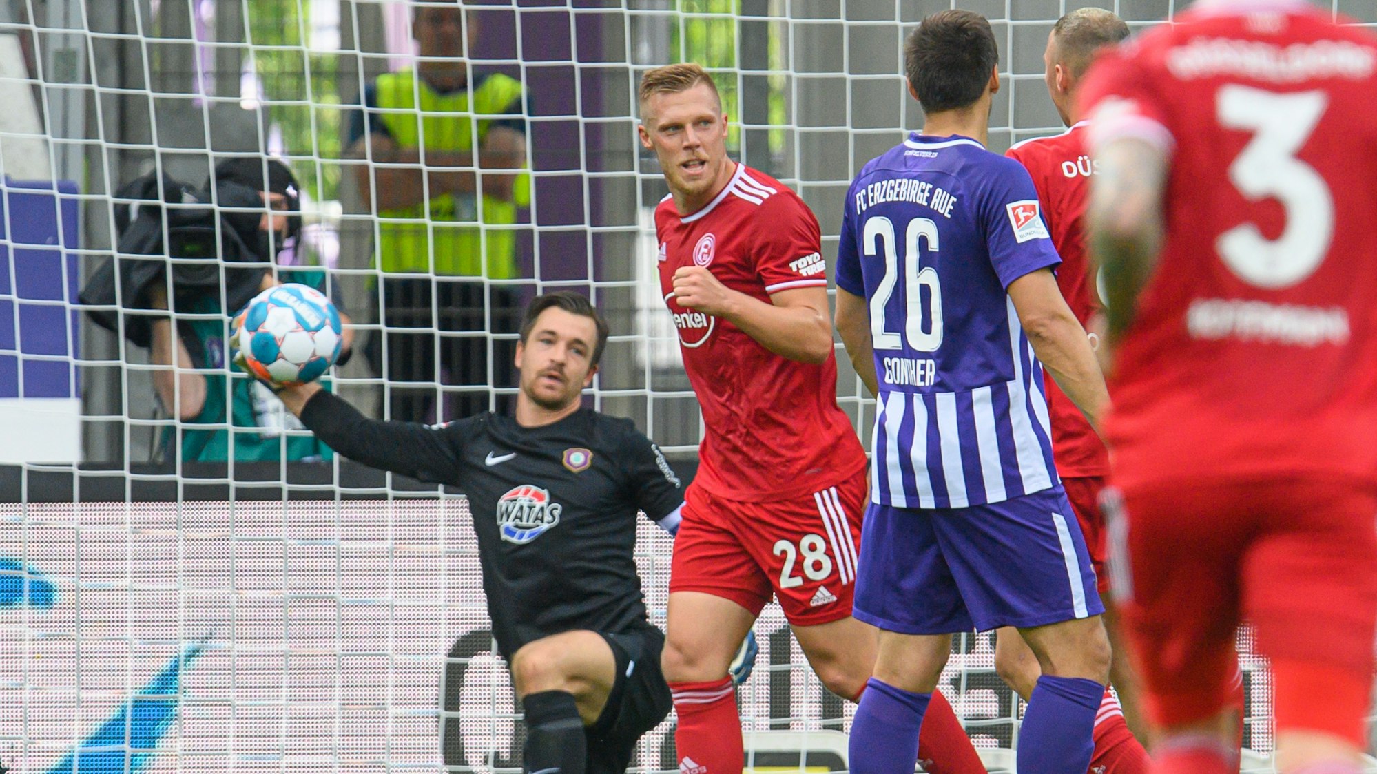 Rouwen Hennings jubelt nach seinem verwandelten Elfmeter in Aue