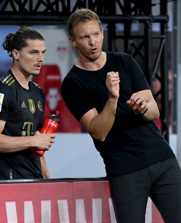 Bayern-Cheftrainer Julian Nagelsmann gibt Marcel Sabitzer Anweisungen beim Spiel in Leipzig.