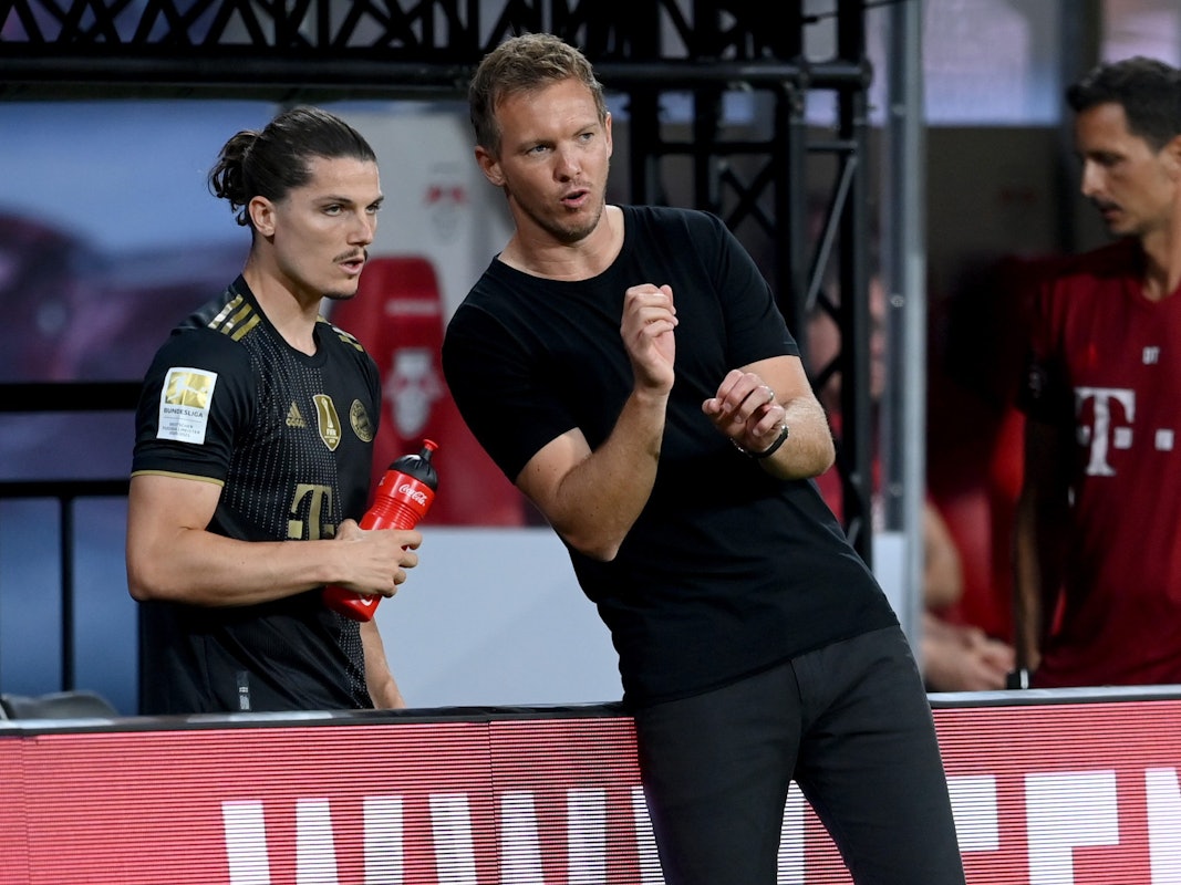 Bayern-Cheftrainer Julian Nagelsmann gibt Marcel Sabitzer Anweisungen beim Spiel in Leipzig.
