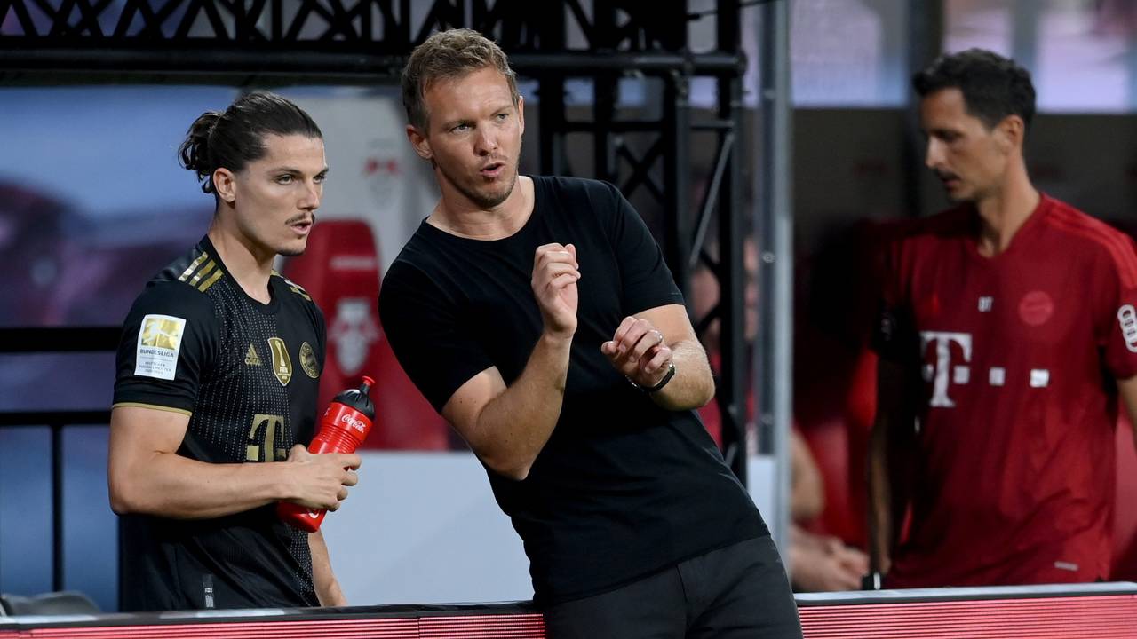Bayern-Cheftrainer Julian Nagelsmann gibt Marcel Sabitzer Anweisungen beim Spiel in Leipzig.