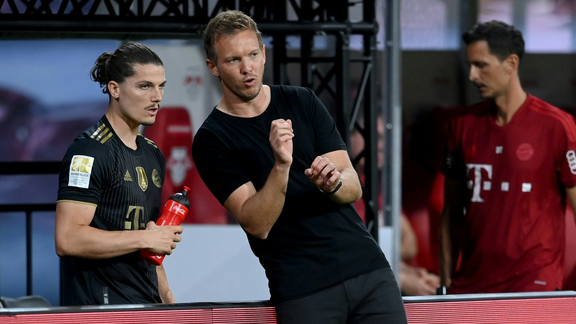 Bayern-Cheftrainer Julian Nagelsmann gibt Marcel Sabitzer Anweisungen beim Spiel in Leipzig.