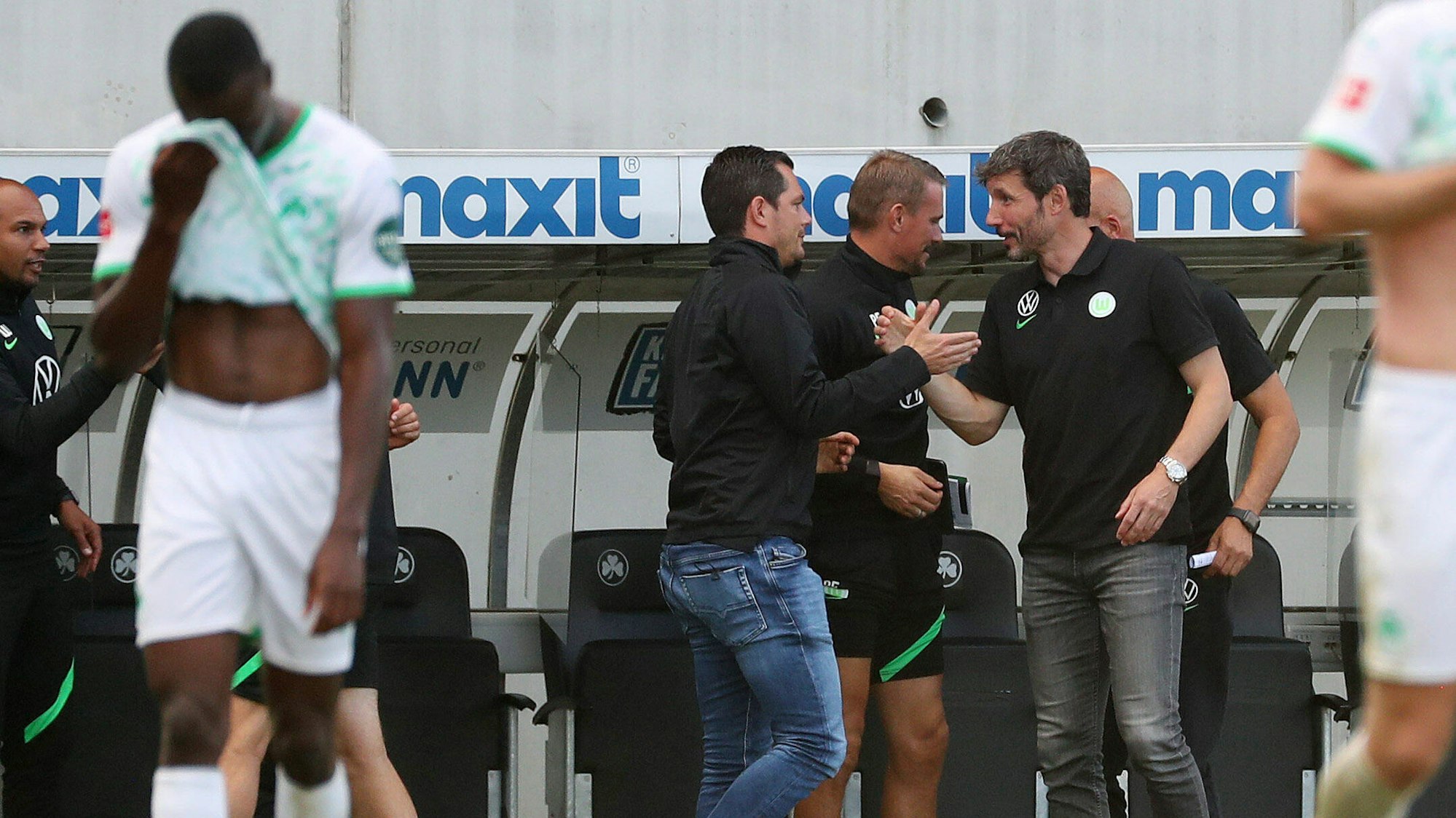 Marcel Schäfer jubelt mit Mark van Bommel über den Sieg des VfL Wolfsburg.