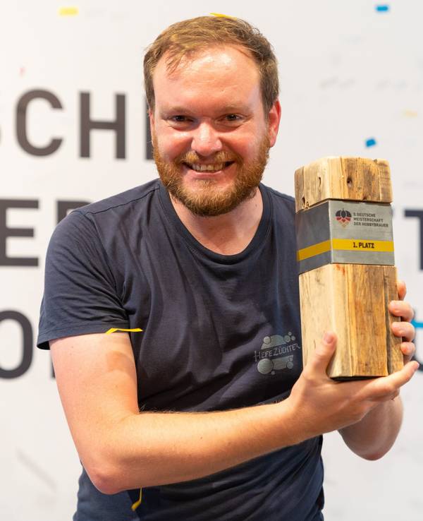 Nils Lichtenberg aus Aachen mit der Trophäe als bester deutscher Hobby-Bierbrauer