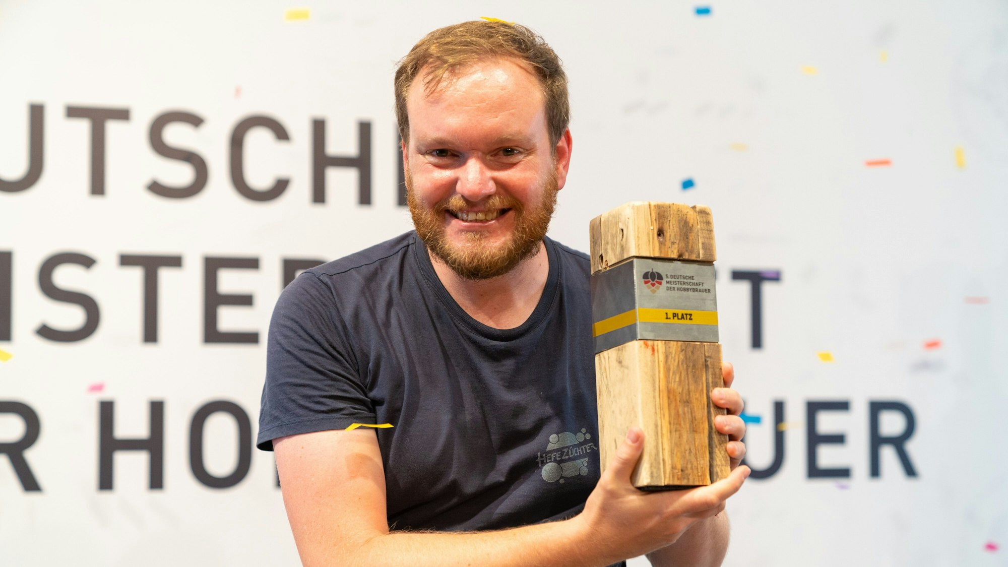 Nils Lichtenberg aus Aachen mit der Trophäe als bester deutscher Hobby-Bierbrauer