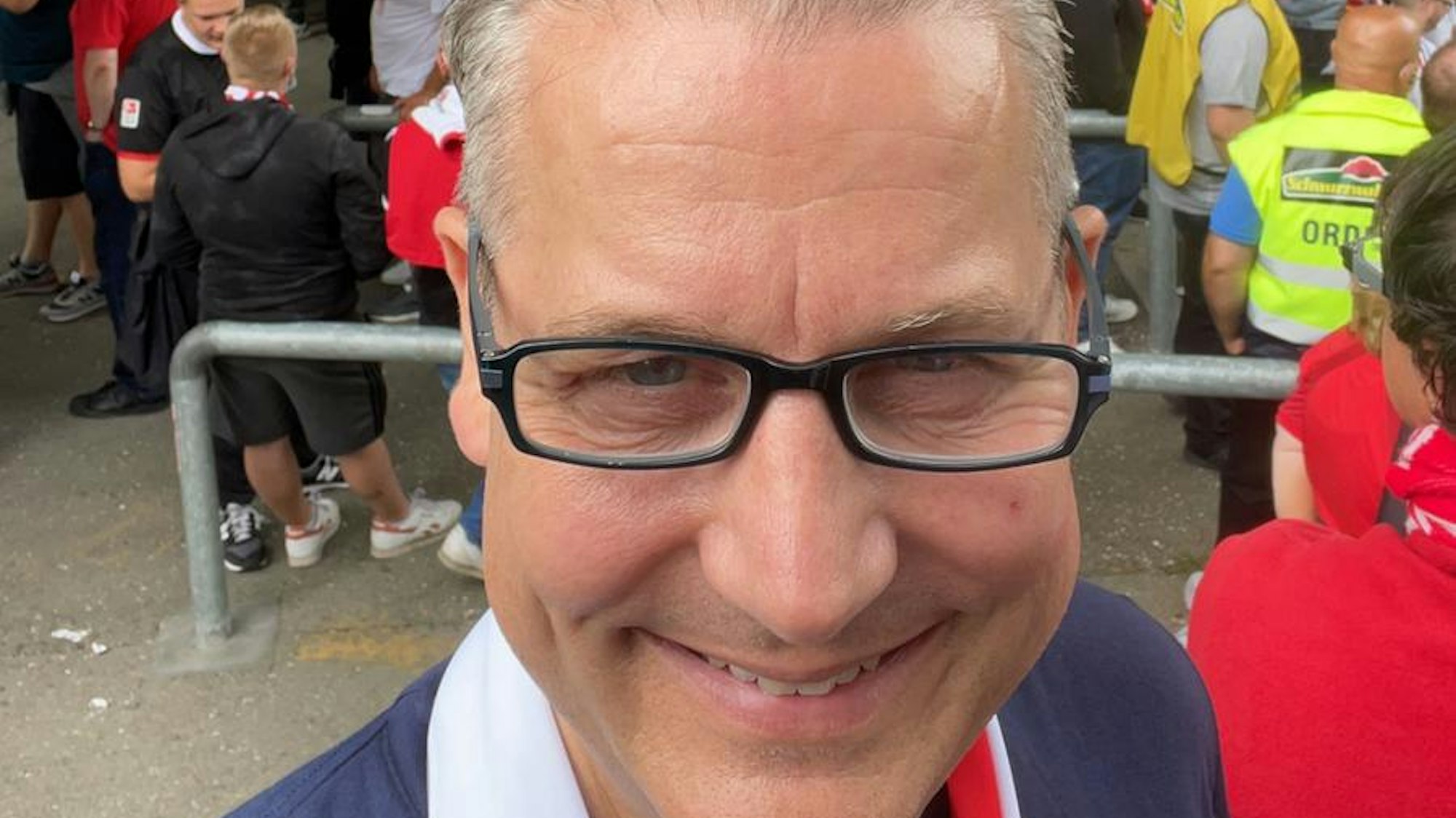Robin Löw-Albrecht, Vorsitzender des FC-Fanclubs Wilder Süden, am 11. September 2021 beim Spiel des 1. FC Köln beim SC Freiburg.