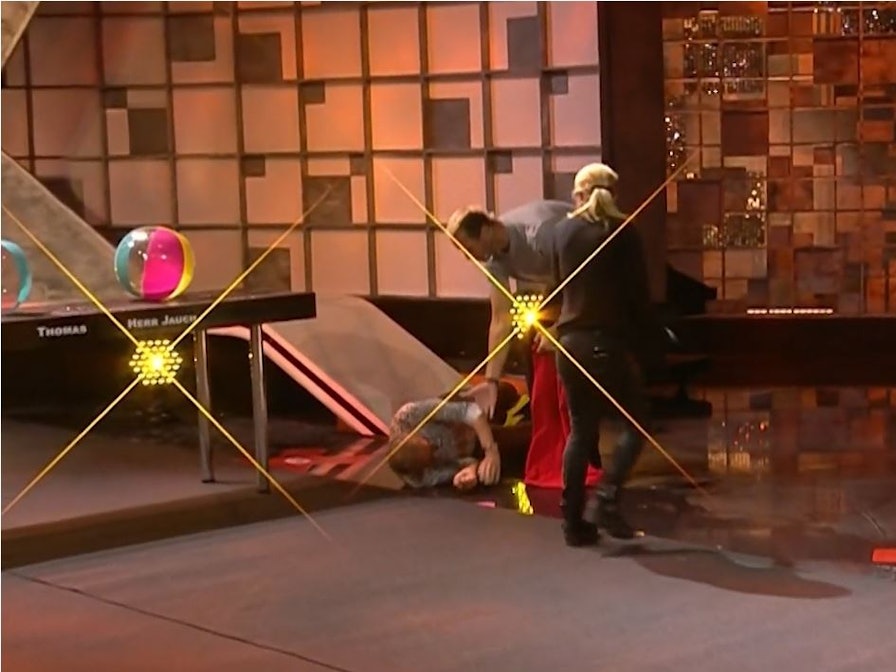 Günther Jauch stürzte am 10. September 2021 in der RTL-Show „Denn sie wissen nicht, was passiert - Die Jauch-Gottschalk-Schöneberger-Show“ auf den Hinterkopf, verletzte sich aber nicht.