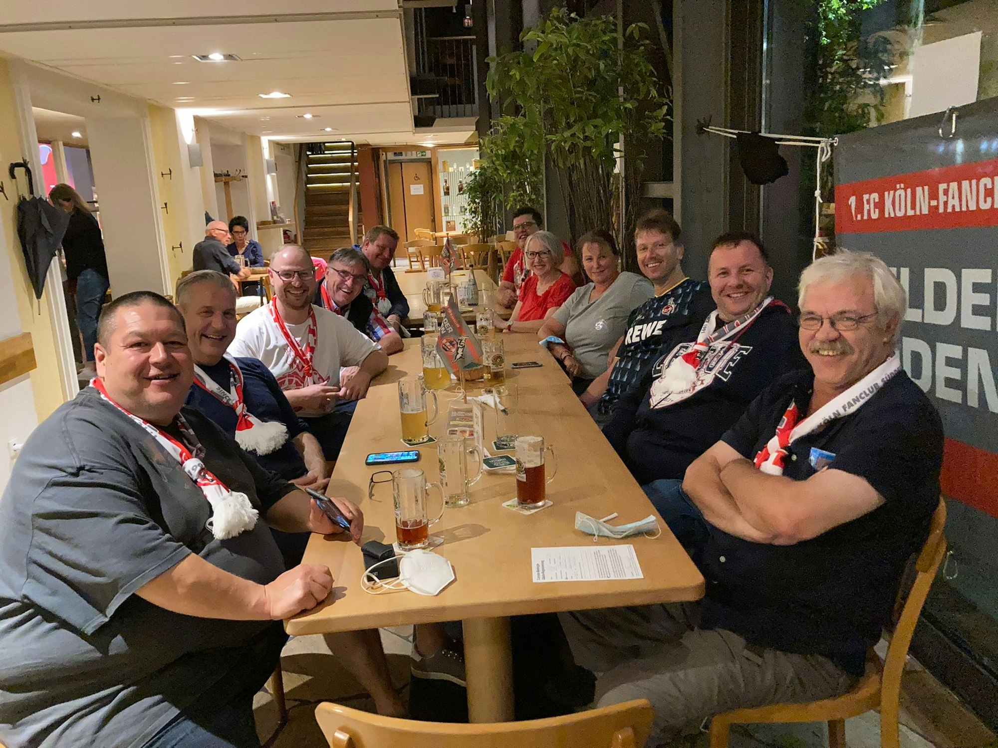 Treffen unter Freunden: Der Fan-Club Wilder Süden kam nach der Partie in Karlsruhe zusammen.