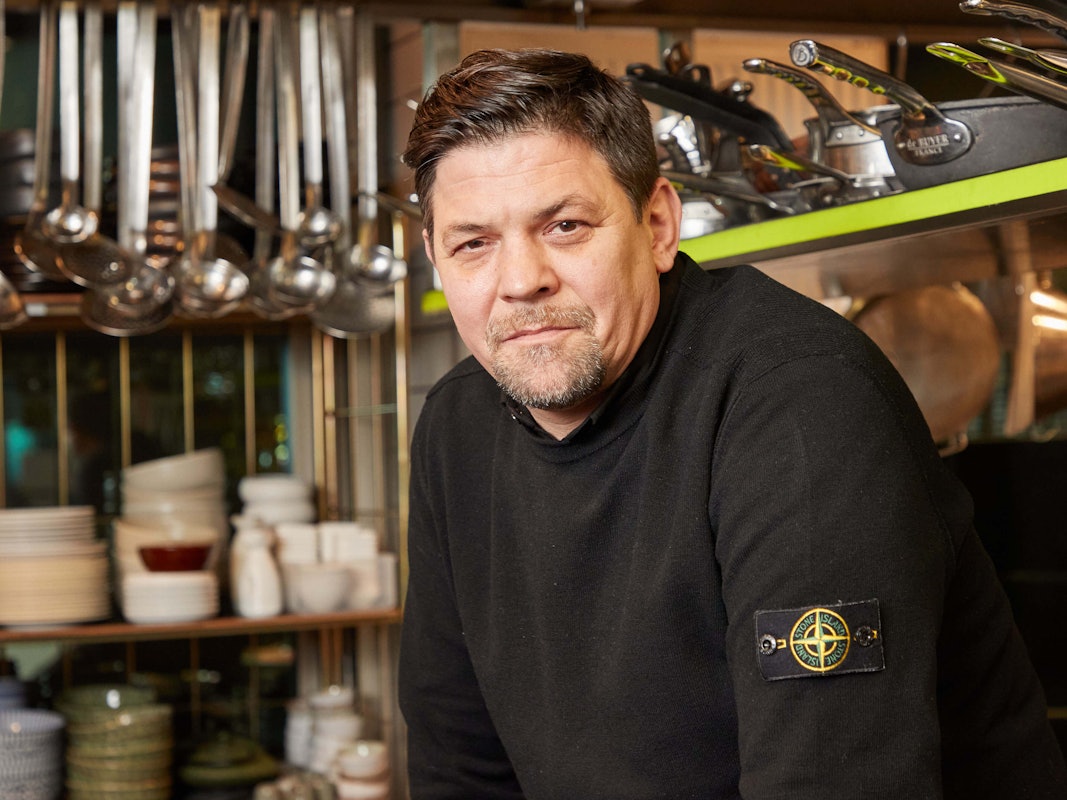 Fernsehkoch Tim Mälzer sitzt in der Küche seines Restaurants „Die Gute Botschaft“.