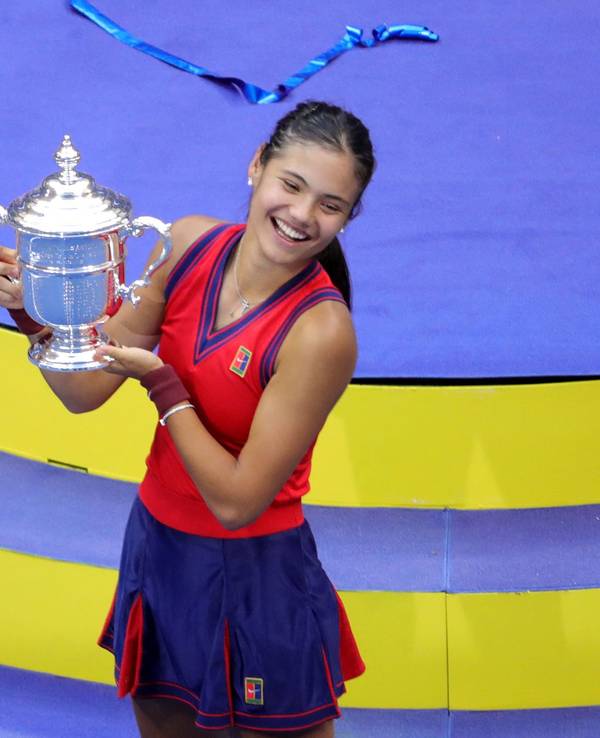 Emma Raducanu freut sich über den Gewinn der US Open