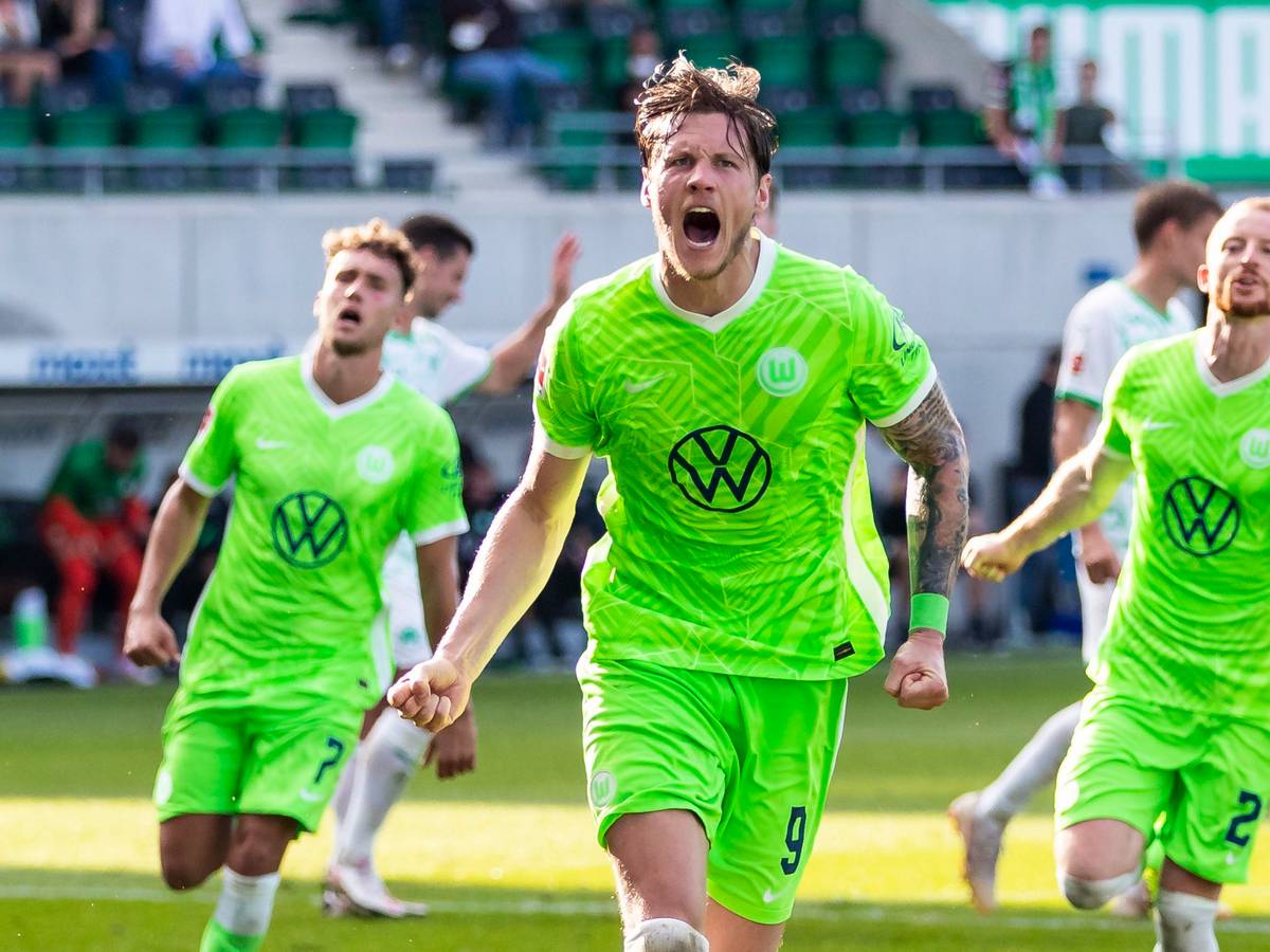 Wout Weghorst jubelt über sein Tor für den VfL Wolfsburg.