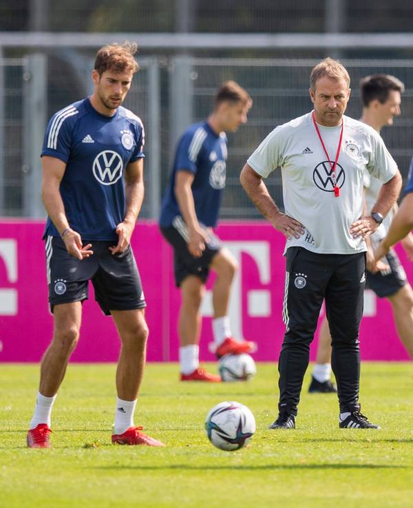 Bundestrainer Hansi Flick (2.v.l)) schaut Leon Goretzka (l), Keven Schlotterbeck (2.v.r) und Joshua Kimmich (r) während des Abschlusstrainings vor dem WM-Qualifikationsspiel gegen Island zu.