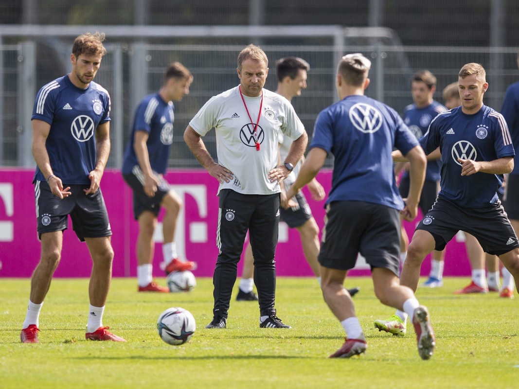 Bundestrainer Hansi Flick (2.v.l)) schaut Leon Goretzka (l), Keven Schlotterbeck (2.v.r) und Joshua Kimmich (r) während des Abschlusstrainings vor dem WM-Qualifikationsspiel gegen Island zu.