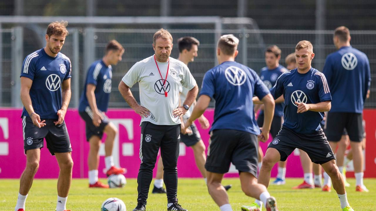 Bundestrainer Hansi Flick (2.v.l)) schaut Leon Goretzka (l), Keven Schlotterbeck (2.v.r) und Joshua Kimmich (r) während des Abschlusstrainings vor dem WM-Qualifikationsspiel gegen Island zu.