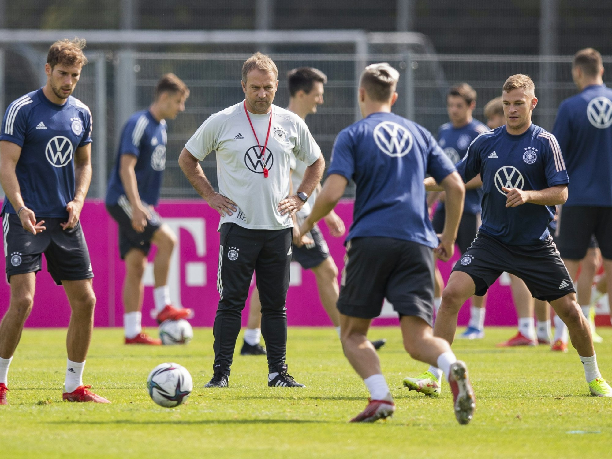 Bundestrainer Hansi Flick (2.v.l)) schaut Leon Goretzka (l), Keven Schlotterbeck (2.v.r) und Joshua Kimmich (r) während des Abschlusstrainings vor dem WM-Qualifikationsspiel gegen Island zu.