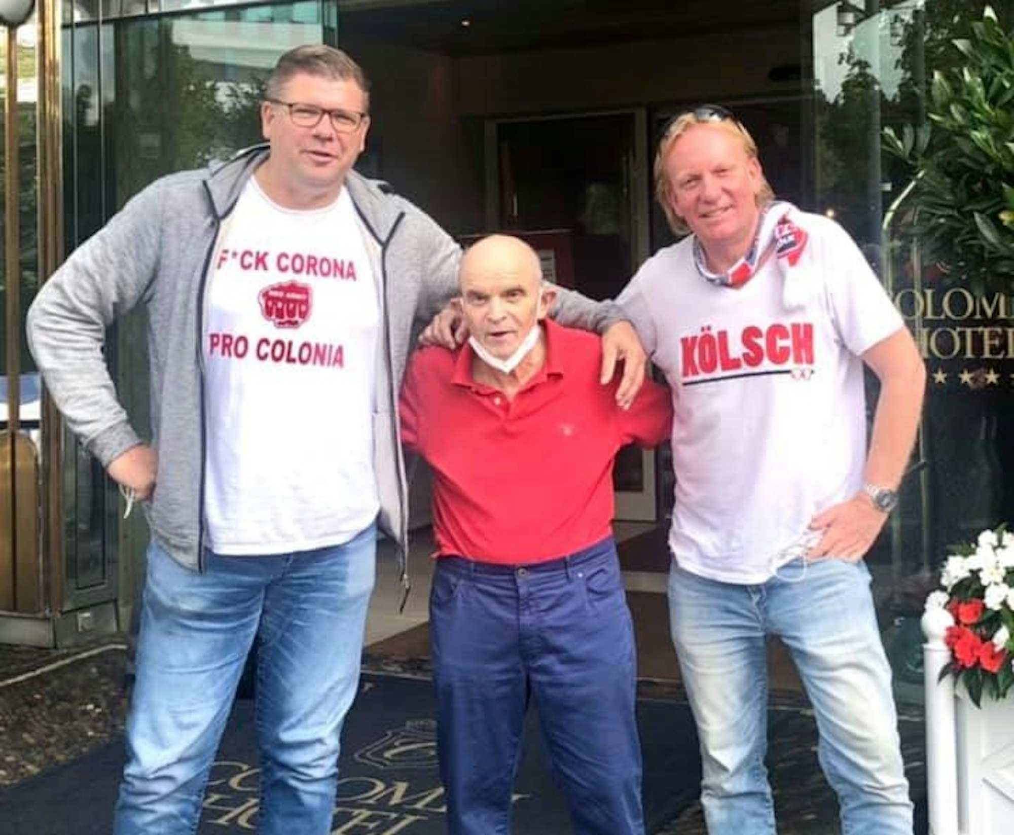 Michael Wurzer und Martin Schlüter vor dem Hotel von FC-Fan Heinz.