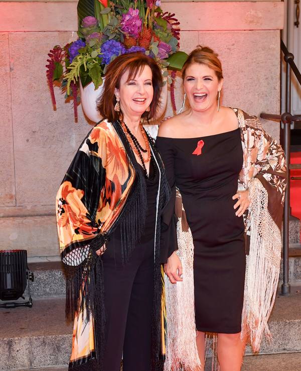 Das Sängerinnen-Duo Baccara mit Mayte Mateos (l) und Maria Mendiola kommen am 23.10.2017 in Berlin zur Benefizgala "Künstler gegen AIDS" in das Theater des Westens.