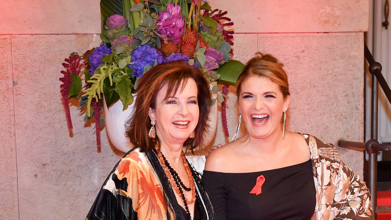 Das Sängerinnen-Duo Baccara mit Mayte Mateos (l) und Maria Mendiola kommen am 23.10.2017 in Berlin zur Benefizgala "Künstler gegen AIDS" in das Theater des Westens.