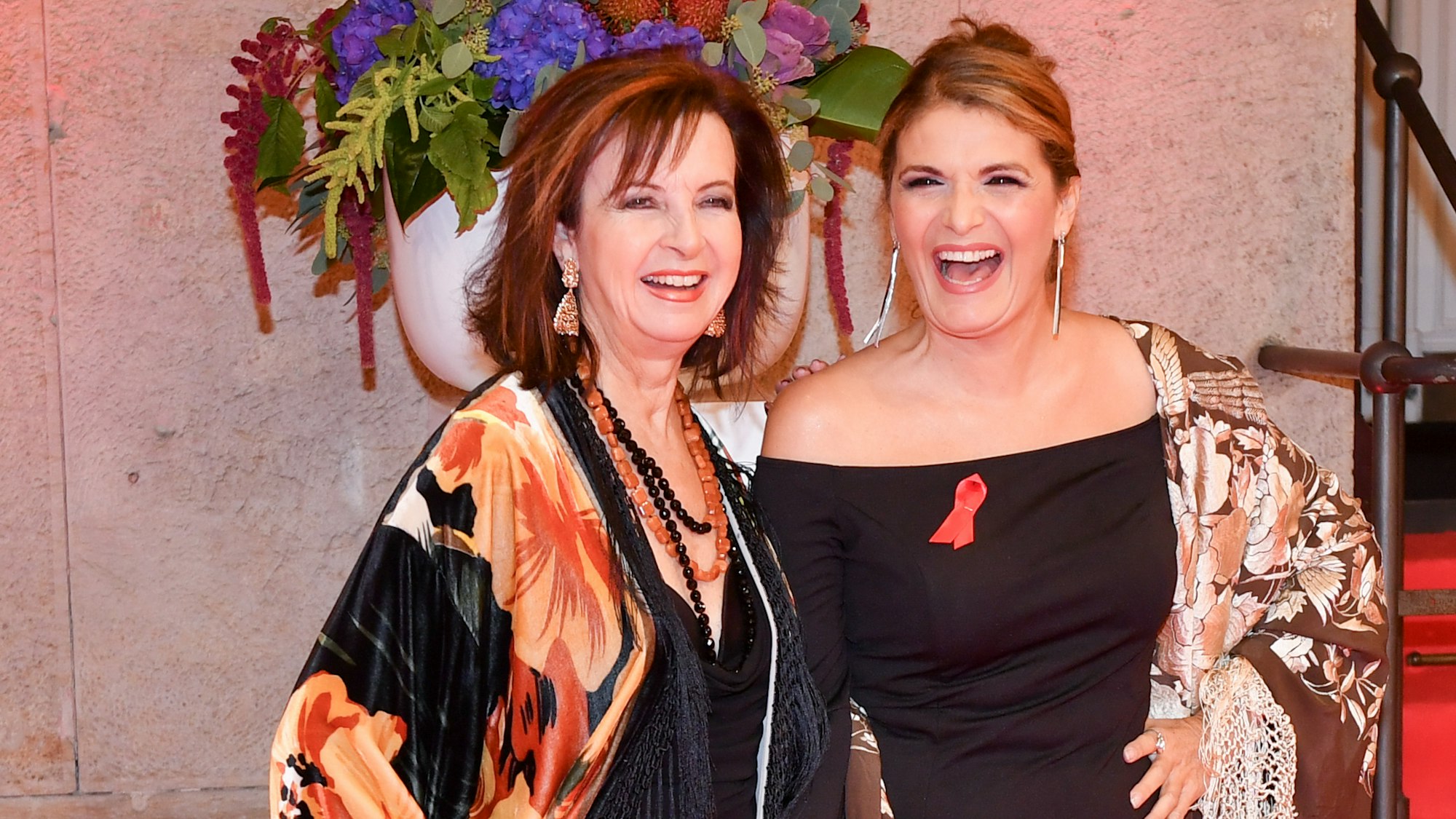 Das Sängerinnen-Duo Baccara mit Mayte Mateos (l) und Maria Mendiola kommen am 23.10.2017 in Berlin zur Benefizgala "Künstler gegen AIDS" in das Theater des Westens.