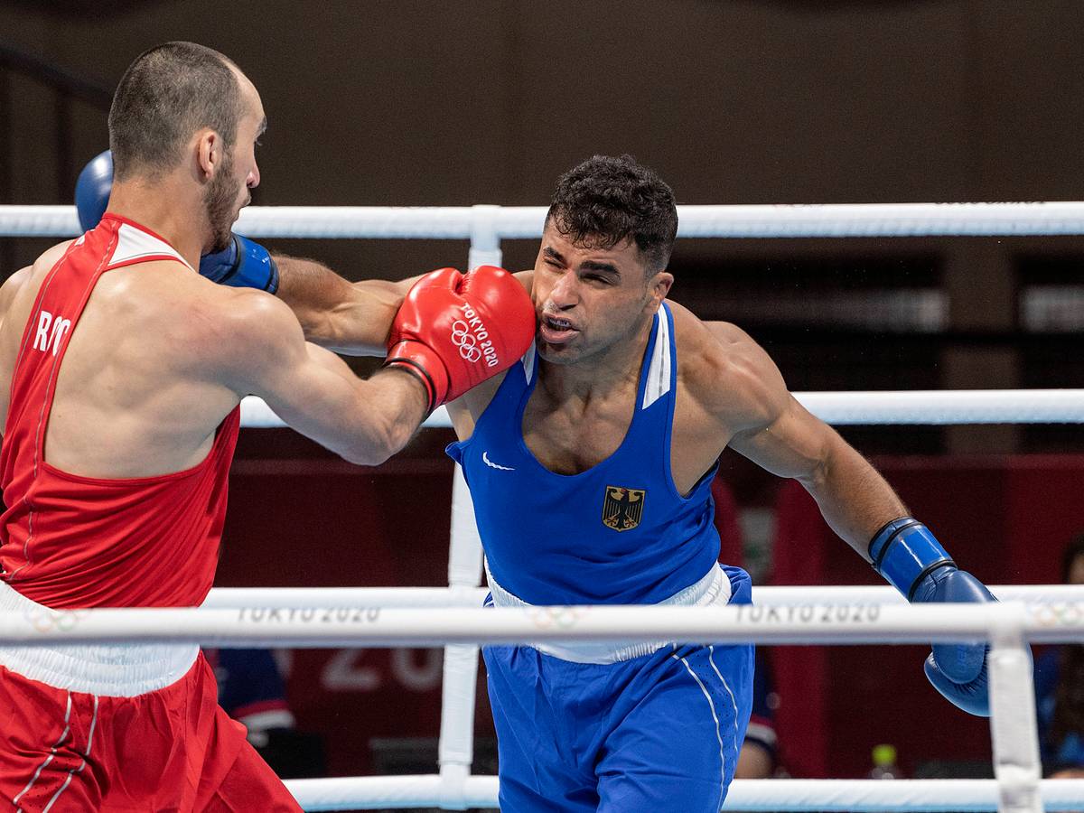 Ammar Riad Abduljabbaer (r.) boxte im olympischen Viertelfinale in Tokio am 30. Juli 2021 gegen Muslim Gadschimagomedow (Russland).