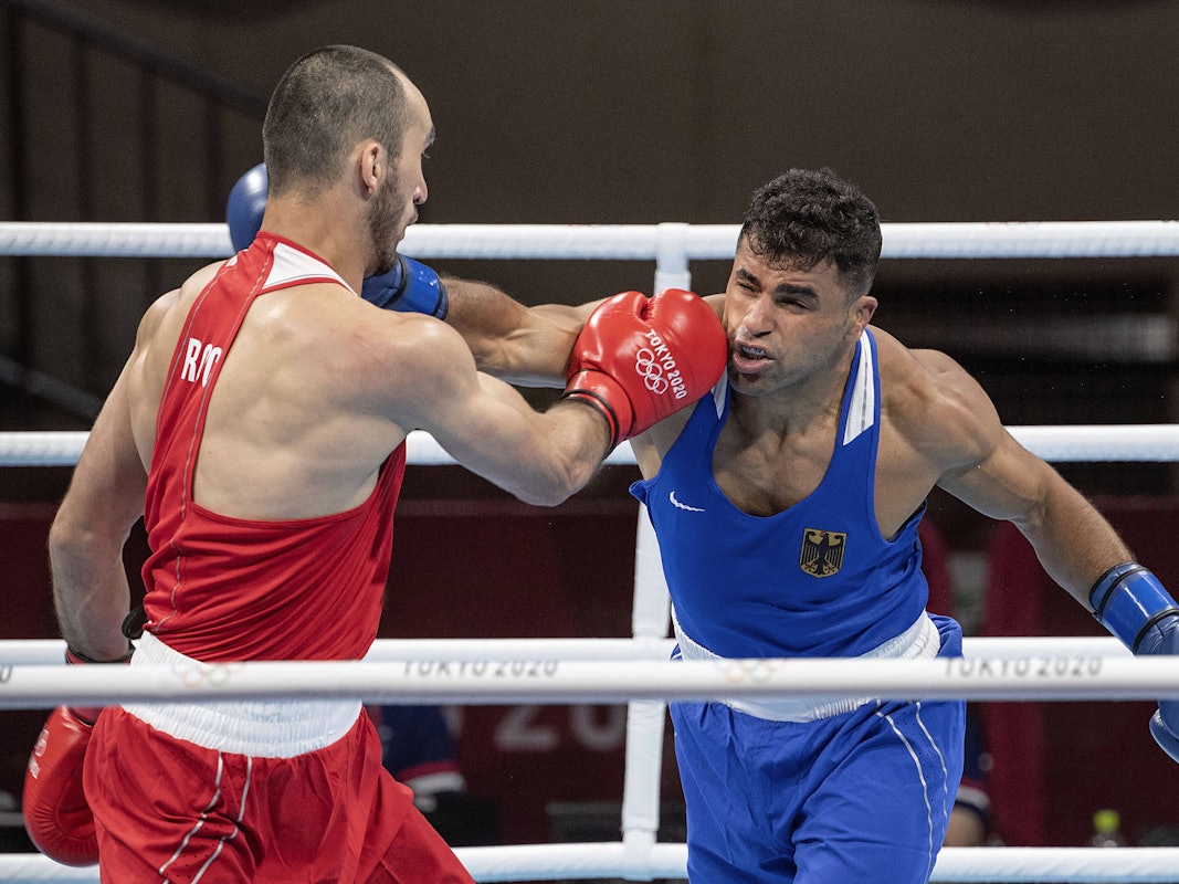Ammar Riad Abduljabbaer (r.) boxte im olympischen Viertelfinale in Tokio am 30. Juli 2021 gegen Muslim Gadschimagomedow (Russland).