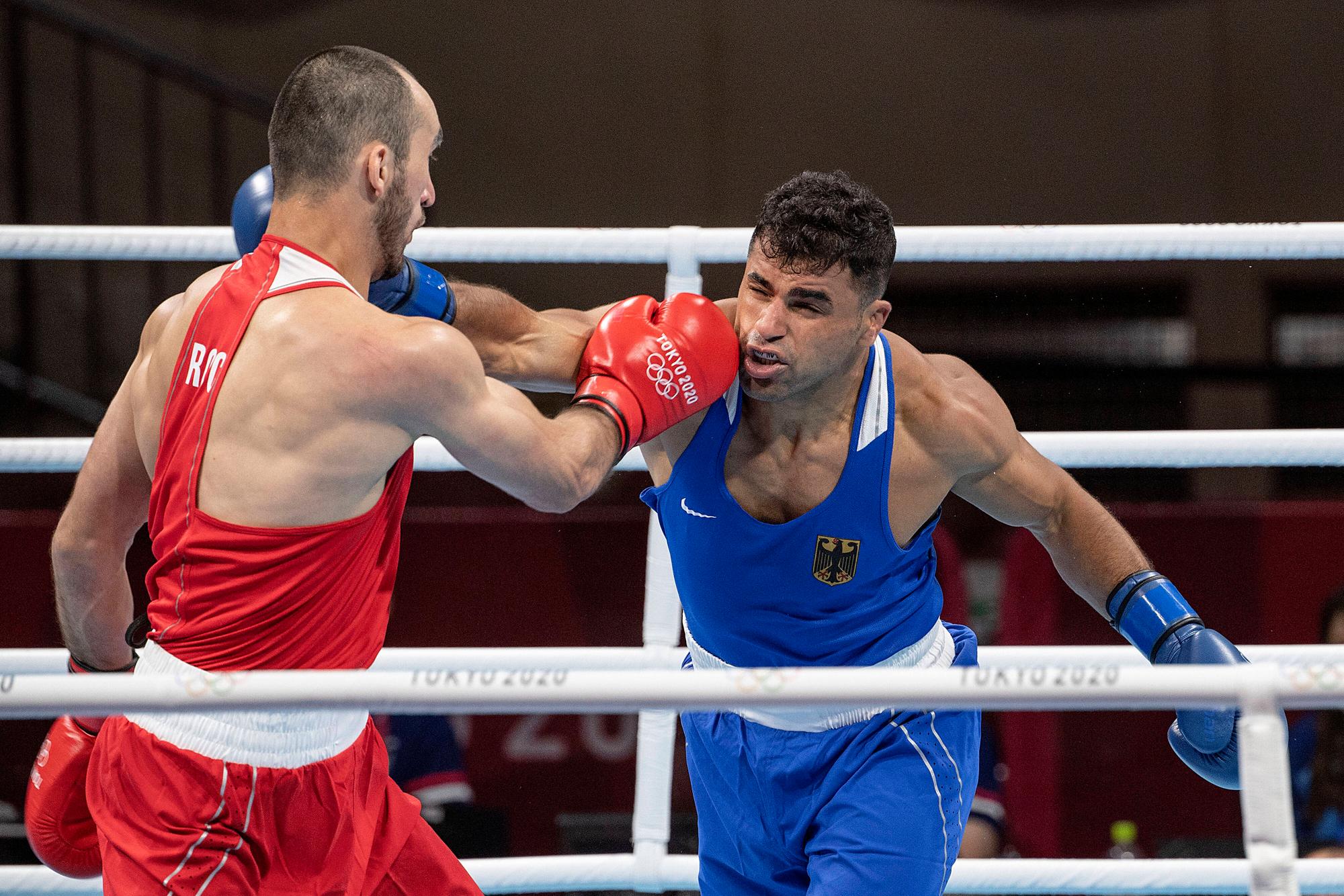 Ammar Riad Abduljabbaer (r.) boxte im olympischen Viertelfinale in Tokio am 30. Juli 2021 gegen Muslim Gadschimagomedow (Russland).