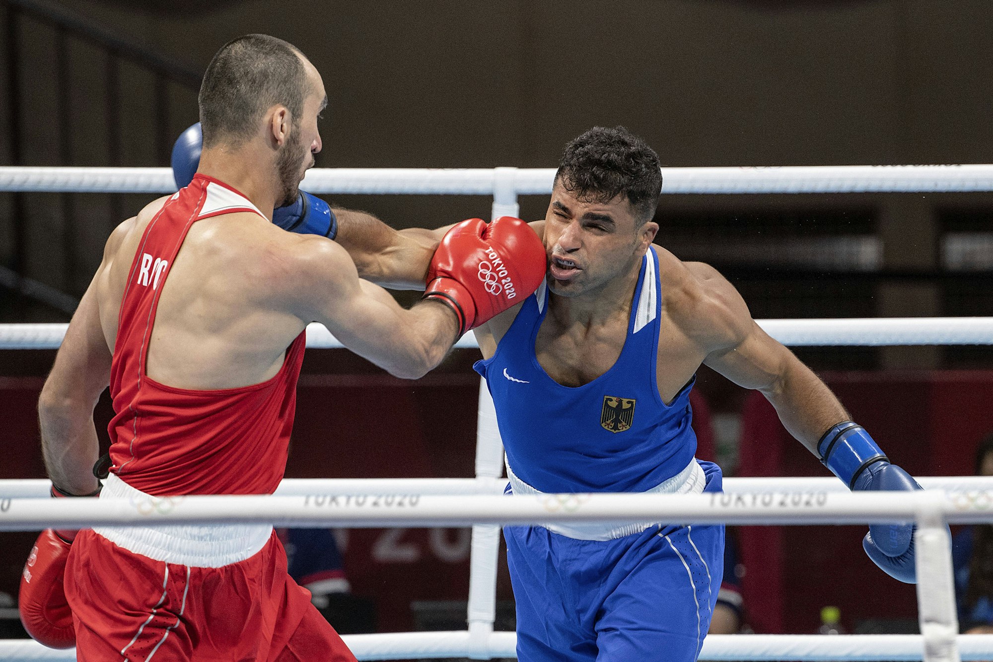 Ammar Riad Abduljabbaer (r.) boxte im olympischen Viertelfinale in Tokio am 30. Juli 2021 gegen Muslim Gadschimagomedow (Russland).