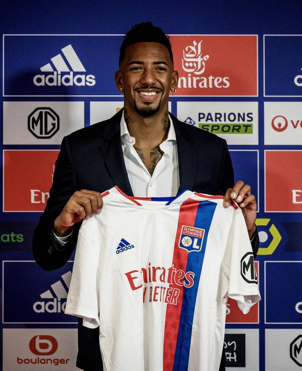 Jérôme Boateng hält bei seiner Vorstellung bei Olympique Lyon sein Trikot in die Kamera