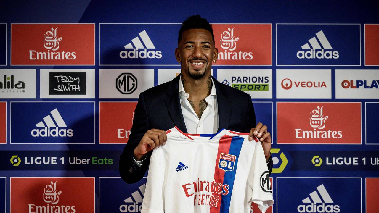Jérôme Boateng hält bei seiner Vorstellung bei Olympique Lyon sein Trikot in die Kamera