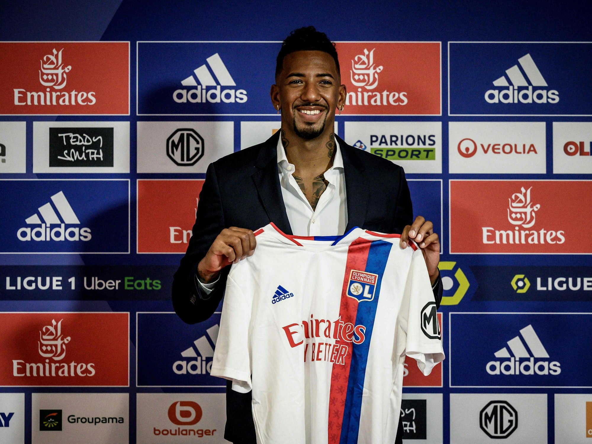 Jérôme Boateng hält bei seiner Vorstellung bei Olympique Lyon sein Trikot in die Kamera