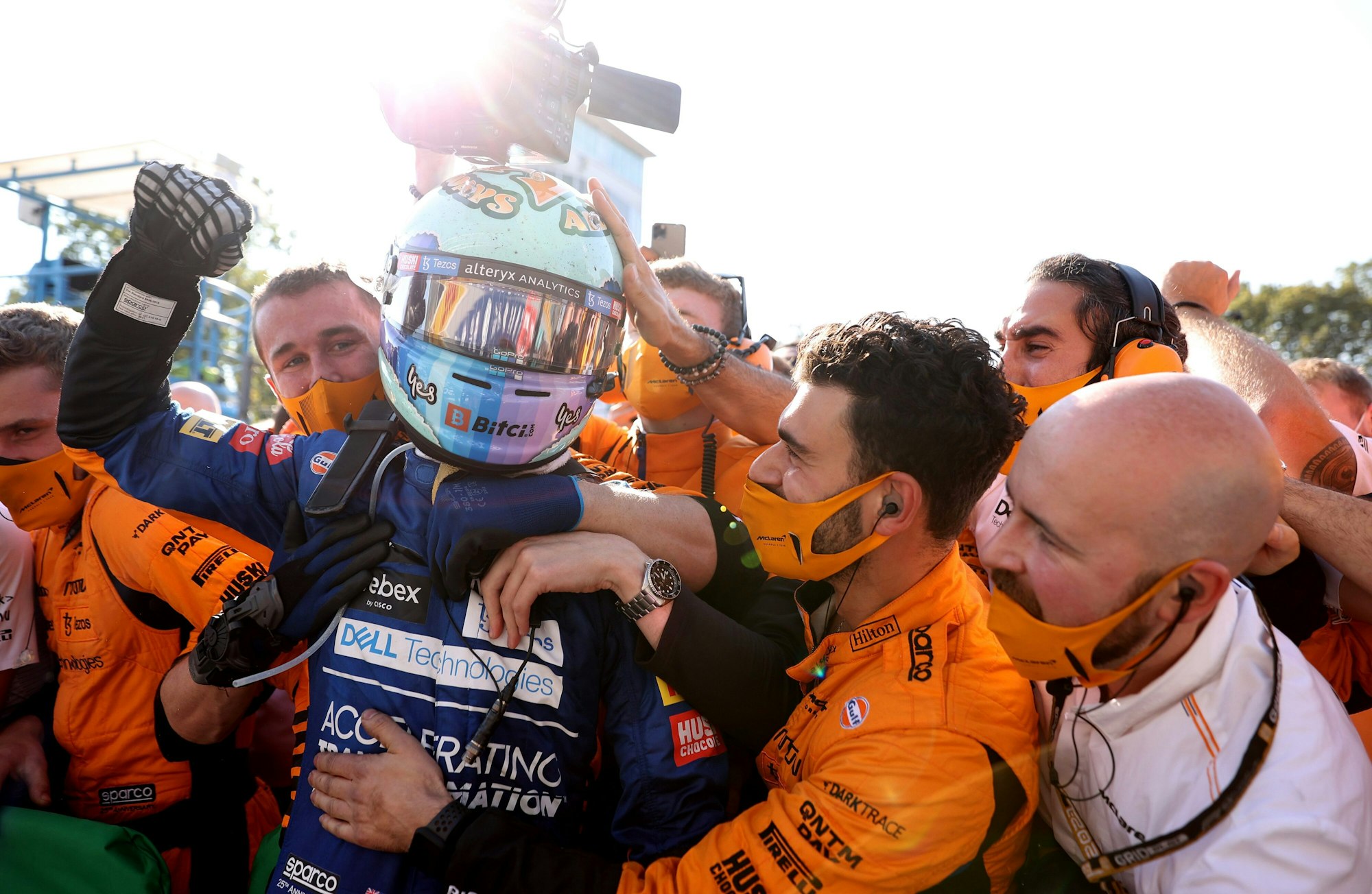 Daniel Ricciardo feiert mit seiner Boxencrew