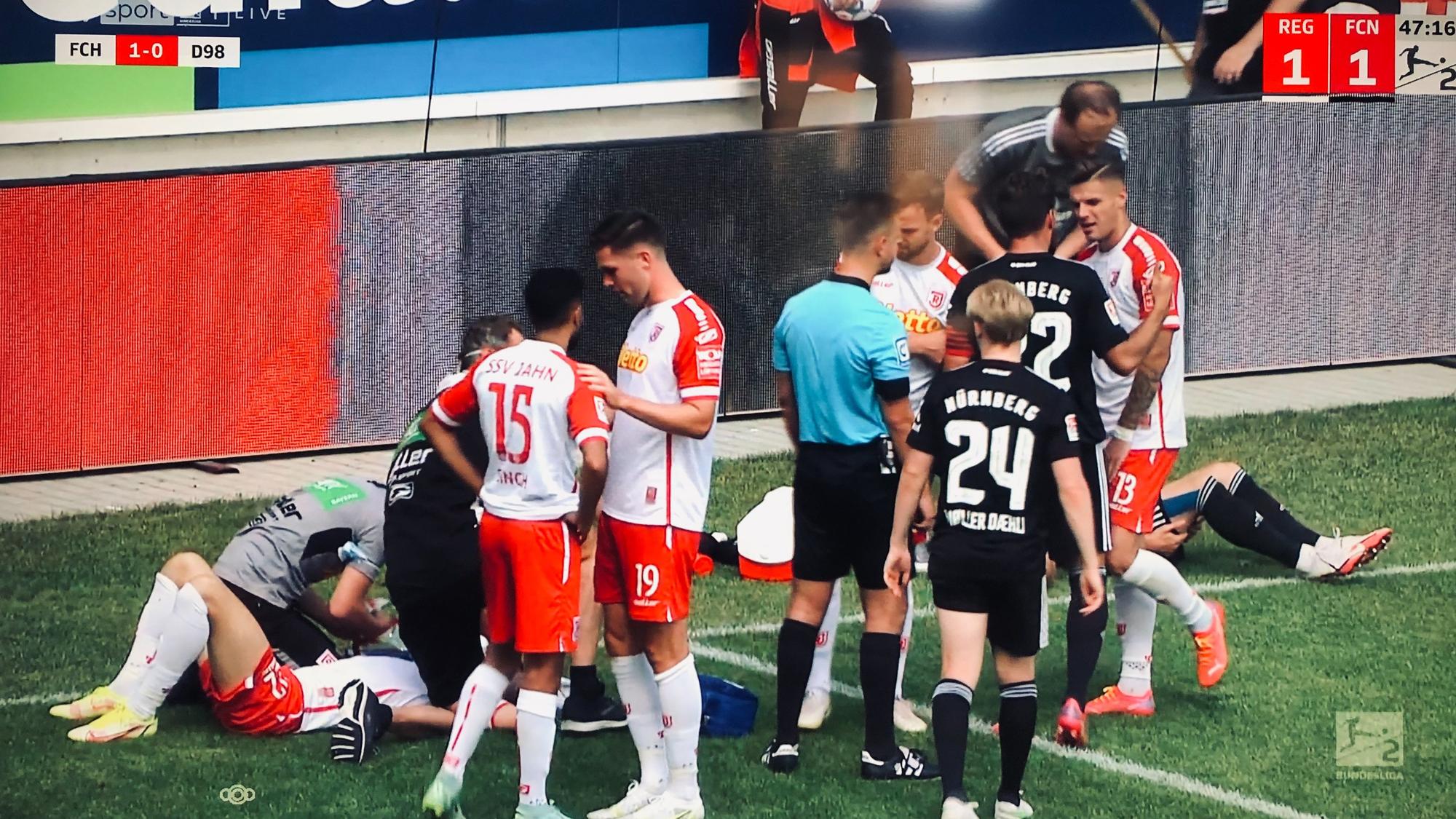 Lino Tempelmann und Carlo Boukhalfa liegen verletzt am Boden