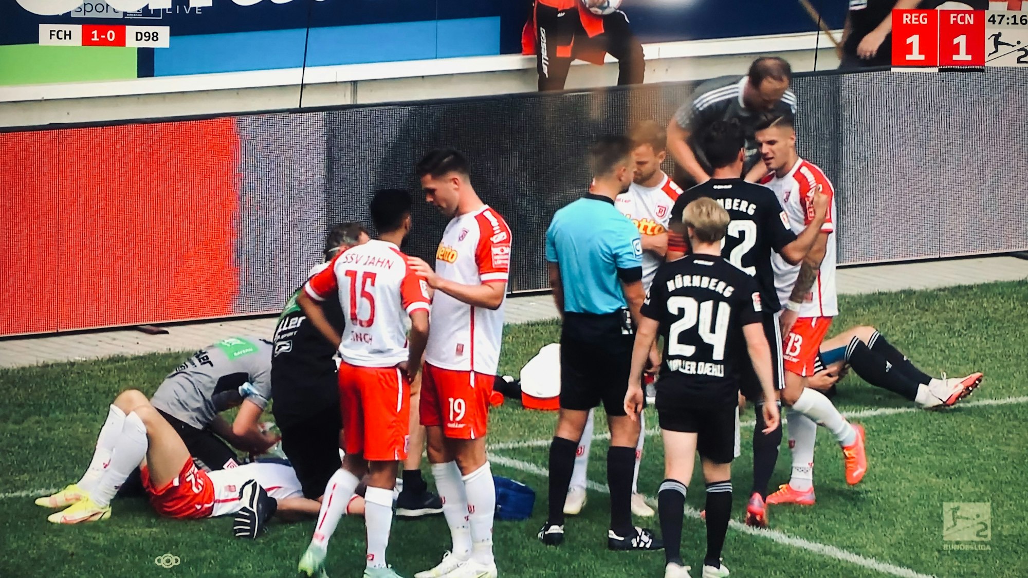 Lino Tempelmann und Carlo Boukhalfa liegen verletzt am Boden