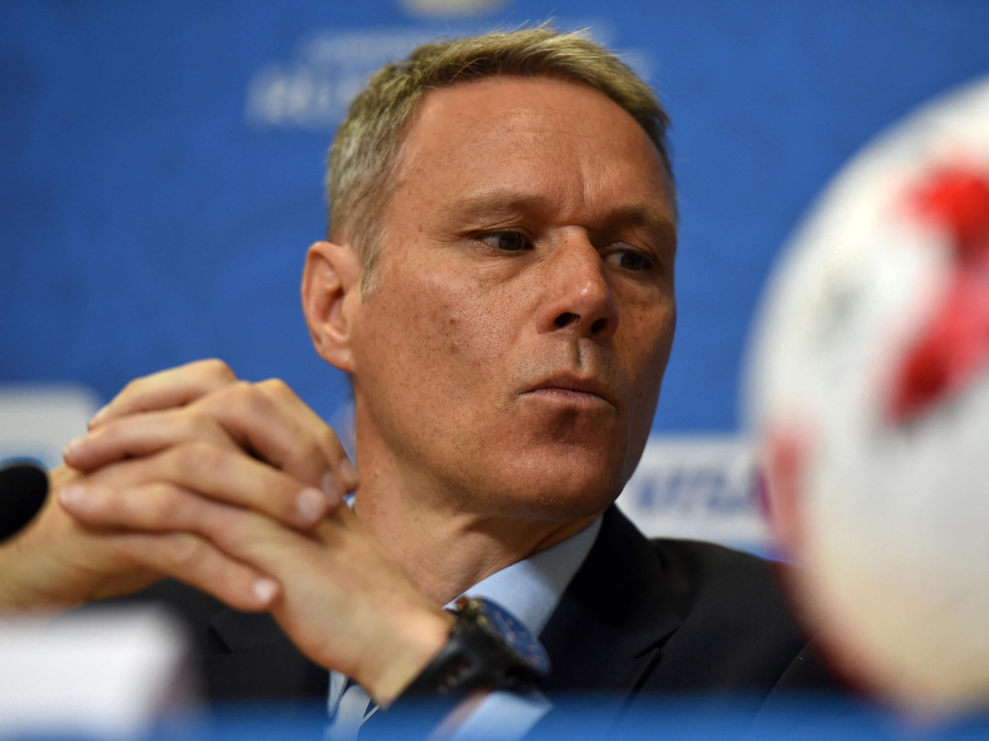 Marco van Basten, ehemalige niederländische Fußball-Nationalspieler, nimmt während des Confederations Cups am FIFA-Media Briefing zu Video-Schiedsrichtern und Torlinientechnik teil.