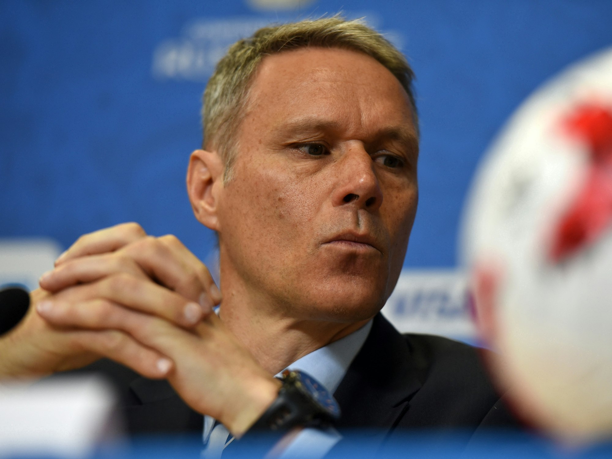 Marco van Basten, ehemalige niederländische Fußball-Nationalspieler, nimmt während des Confederations Cups am FIFA-Media Briefing zu Video-Schiedsrichtern und Torlinientechnik teil.
