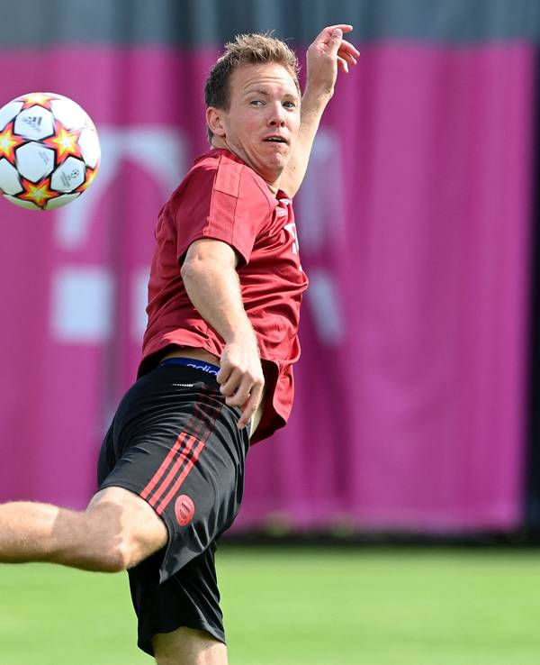 Julian Nagelsmann spielt einen Ball mit der Hacke.