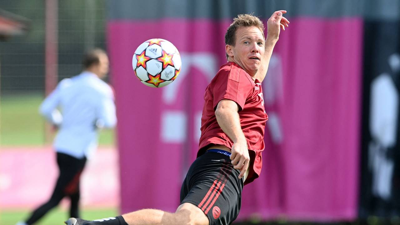 Julian Nagelsmann spielt einen Ball mit der Hacke.
