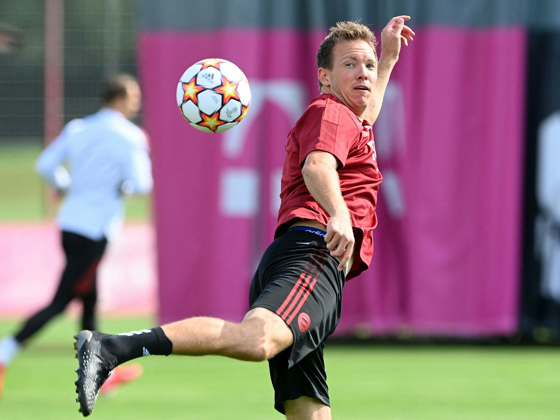 Julian Nagelsmann spielt einen Ball mit der Hacke.