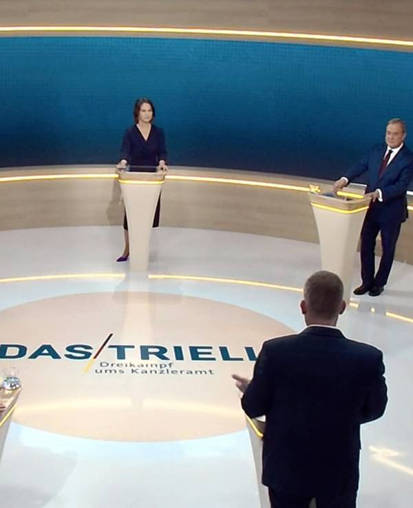 Kanzlerkandidat Olaf Scholz (SPD, hinten, l-r), Kanzlerkandidatin Annalena Baerbock (Bündnis 90/Die Grünen) und Kanzlerkandidat Armin Laschet (CDU) reden miteinander im Fernsehstudio.